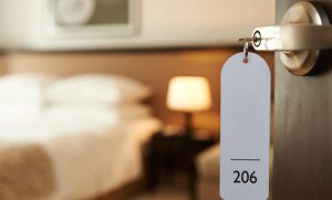 برای سفر هتل بهتر است یا آپارتمان؟