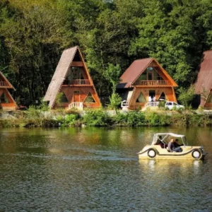 کلبه تکخواب لب دریاچه گیسوم