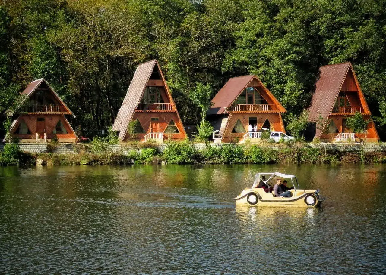 کلبه تکخواب لب دریاچه گیسوم