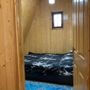 کلبه جنگلی لب رودخونه با آتشدان