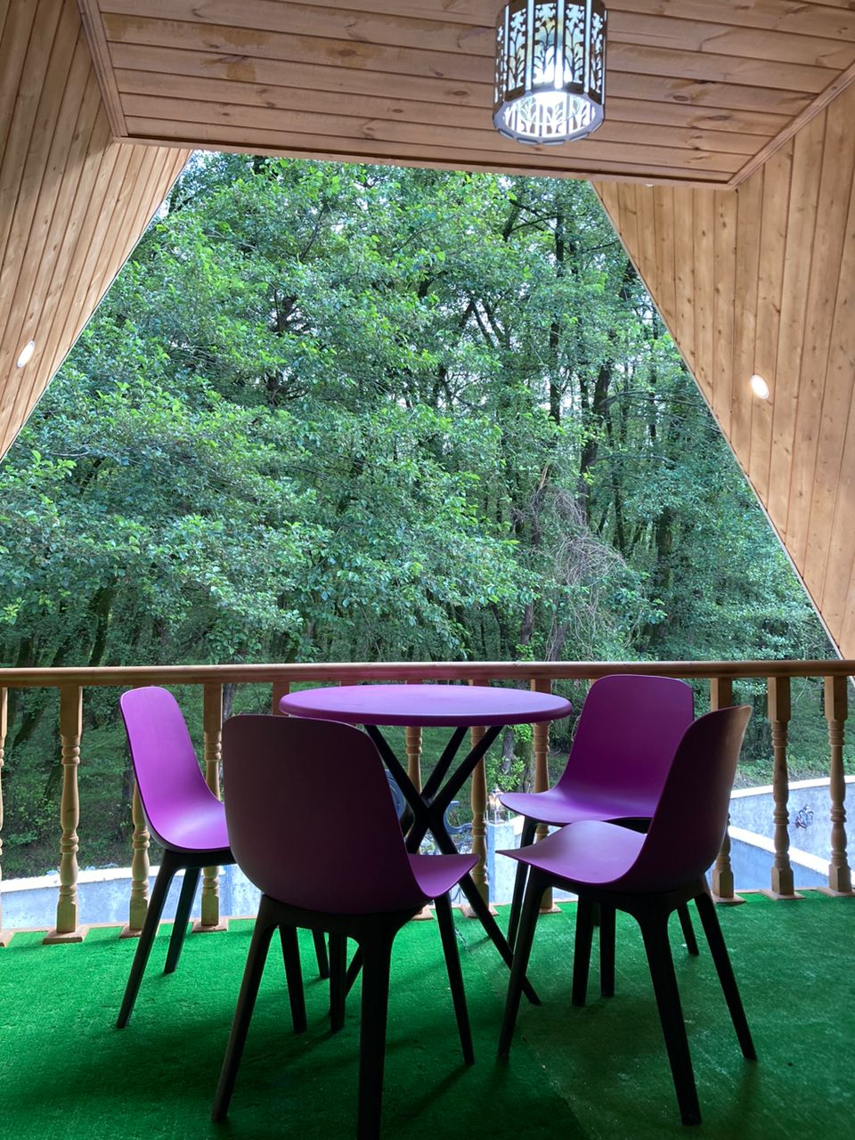 کلبه سوئیسی استخردار با منظره جنگل