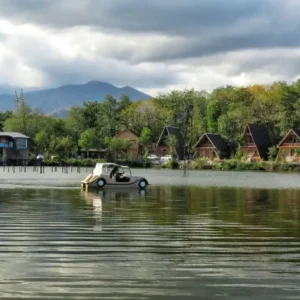 کلبه تکخواب لب دریاچه گیسوم