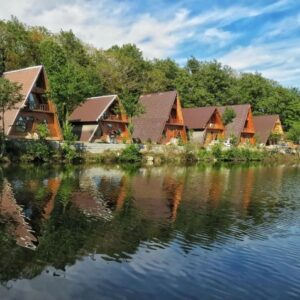 کلبه استخر و جکوزی دار لب دریاچه گیسوم