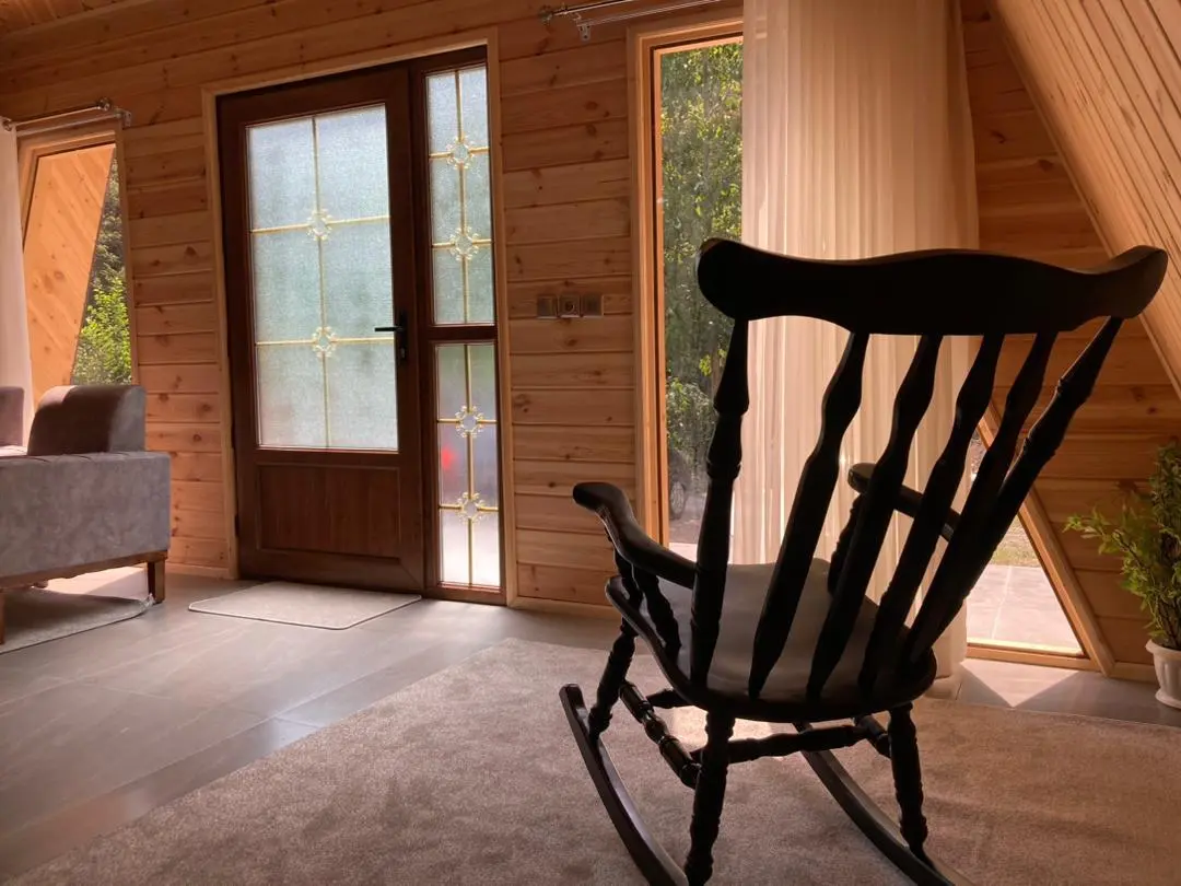 کلبه جنگلی لوکس لب رودخونه