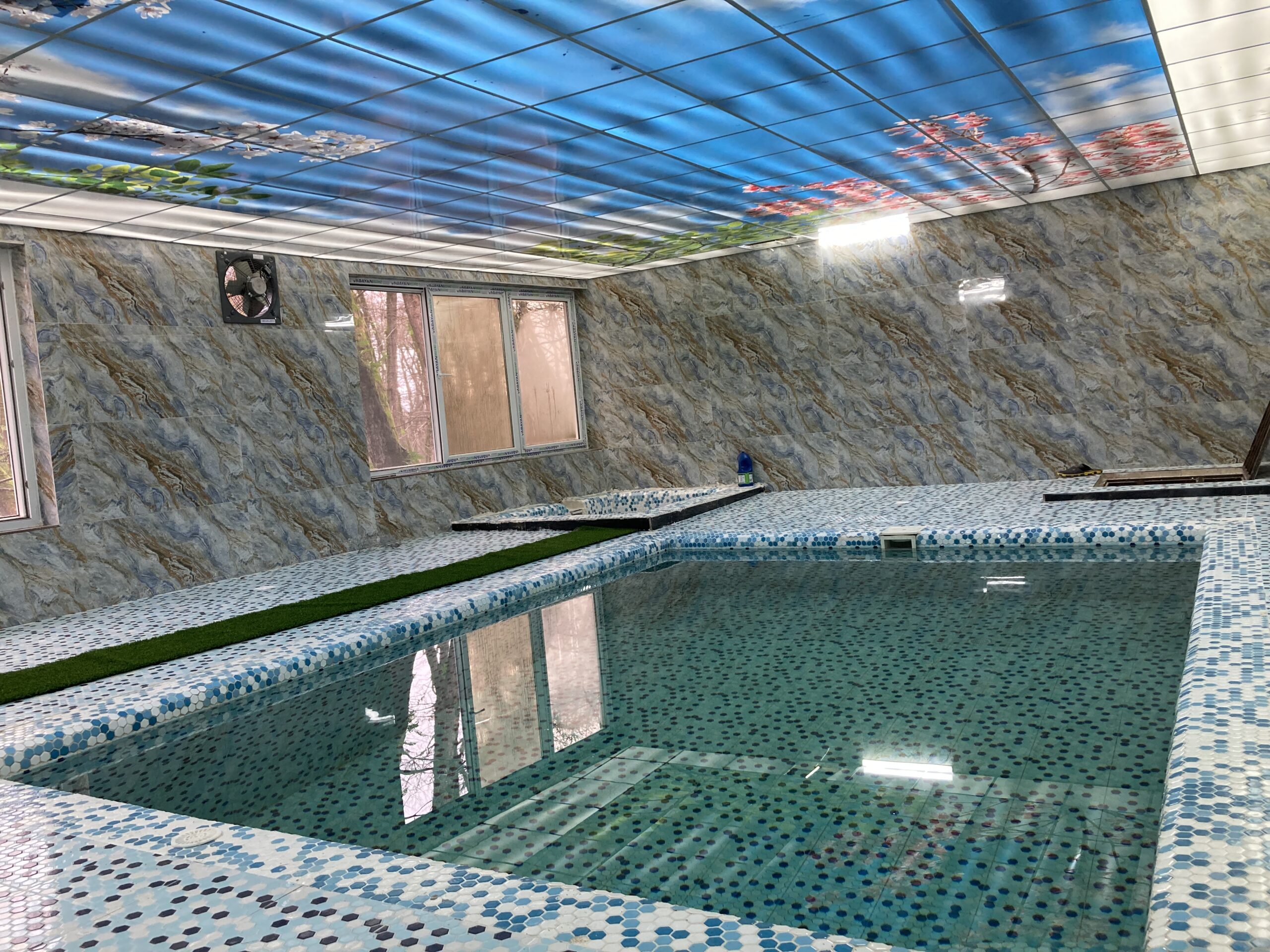 کلبه استخر و جکوزی دار لب دریاچه گیسوم