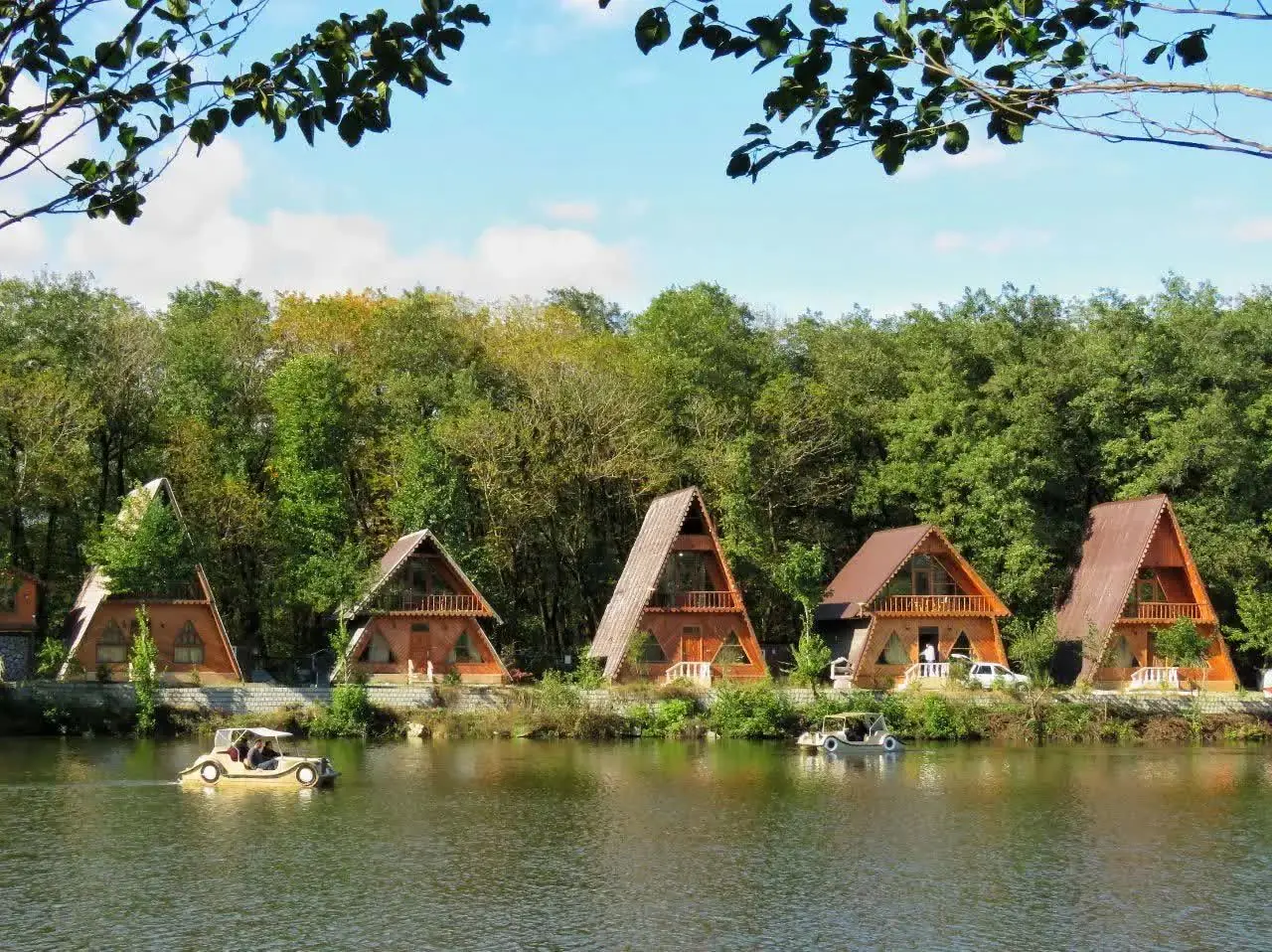 کلبه تکخواب لب دریاچه گیسوم