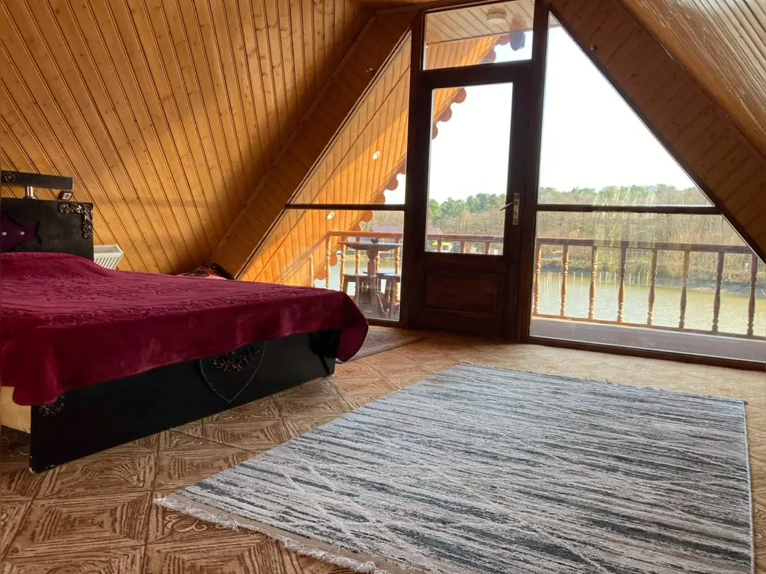 کلبه تکخواب لب دریاچه گیسوم