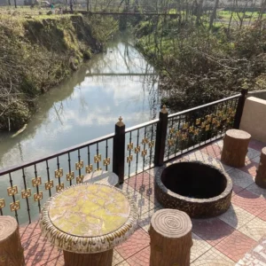 کلبه جنگلی لب رودخونه با آتشدان