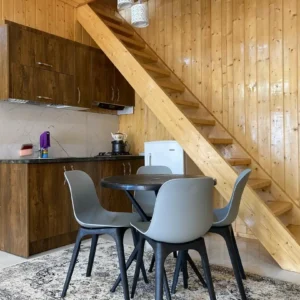 کلبه جنگلی لب رودخونه با آتشدان