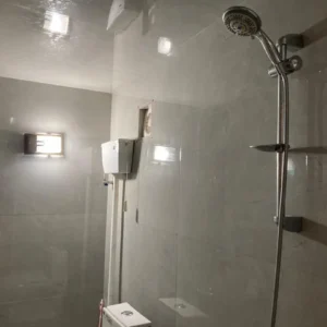 کلبه جنگلی لب رودخونه با آتشدان