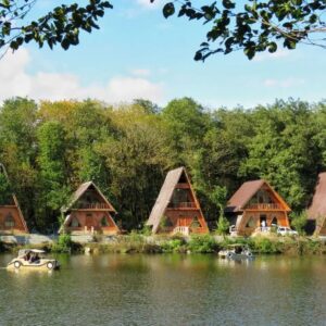 کلبه استخر و جکوزی دار لب دریاچه گیسوم