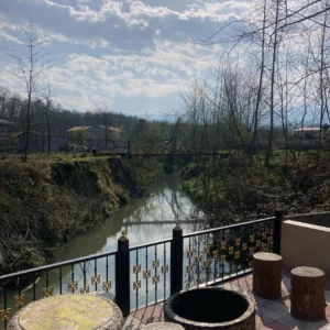 کلبه جنگلی لب رودخونه با آتشدان