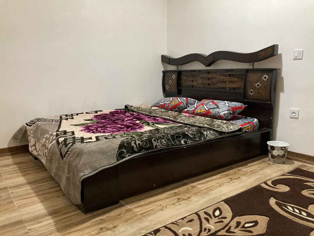 کلبه سوئیسی استخردار با منظره جنگل