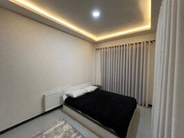 کلبه مدرن نما شیشه‌ای با منظره جنگل و شالیزار