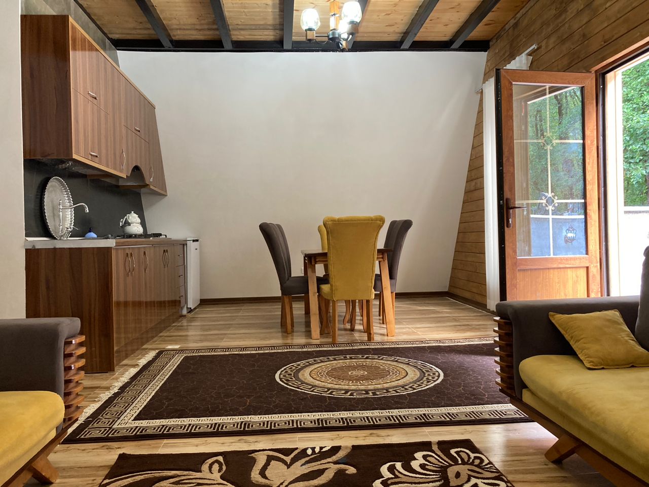 کلبه سوئیسی استخردار با منظره جنگل