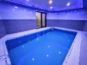 کلبه سوئیسی استخردار با منظره جنگل