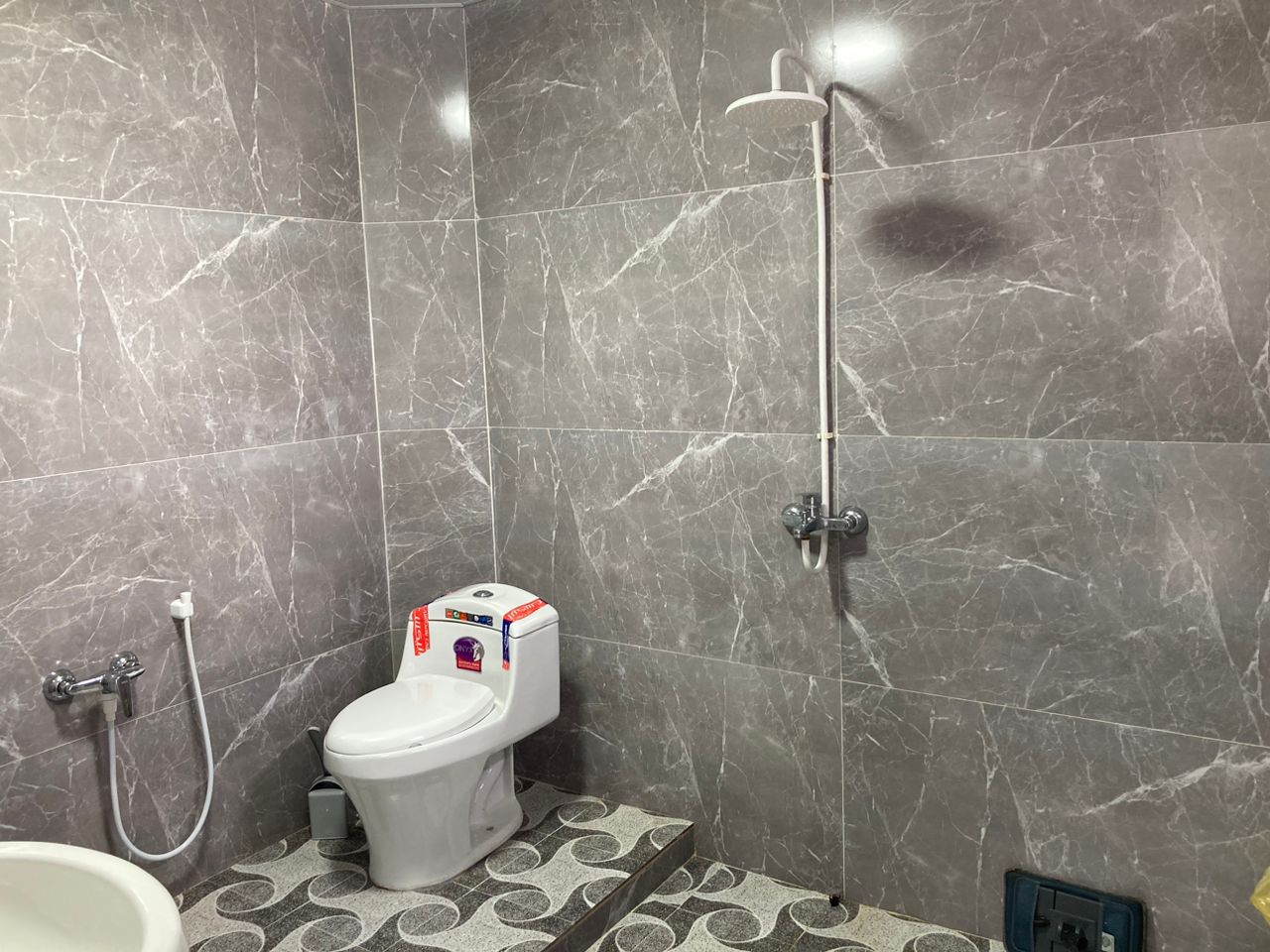 ویلا نما شیشه‌ای نزدیک دریاچه و جنگل