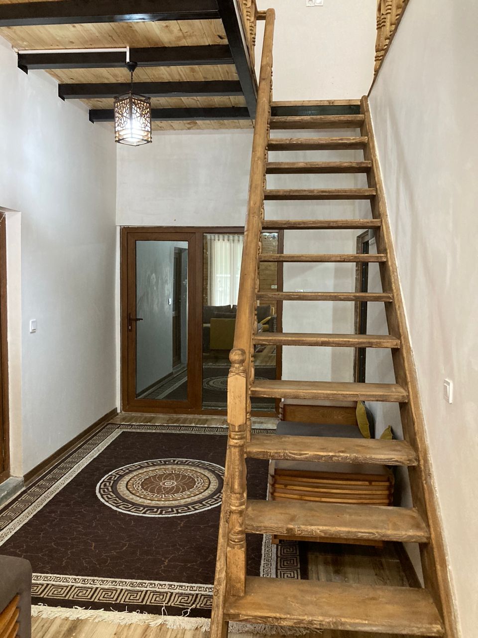 کلبه سوئیسی استخردار با منظره جنگل