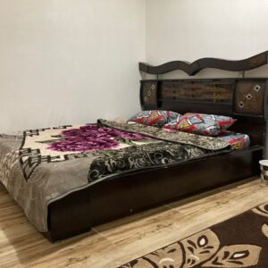 کلبه سوئیسی استخردار با منظره جنگل