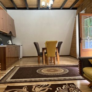 کلبه سوئیسی استخردار با منظره جنگل