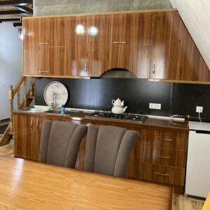 کلبه سوئیسی استخردار با منظره جنگل