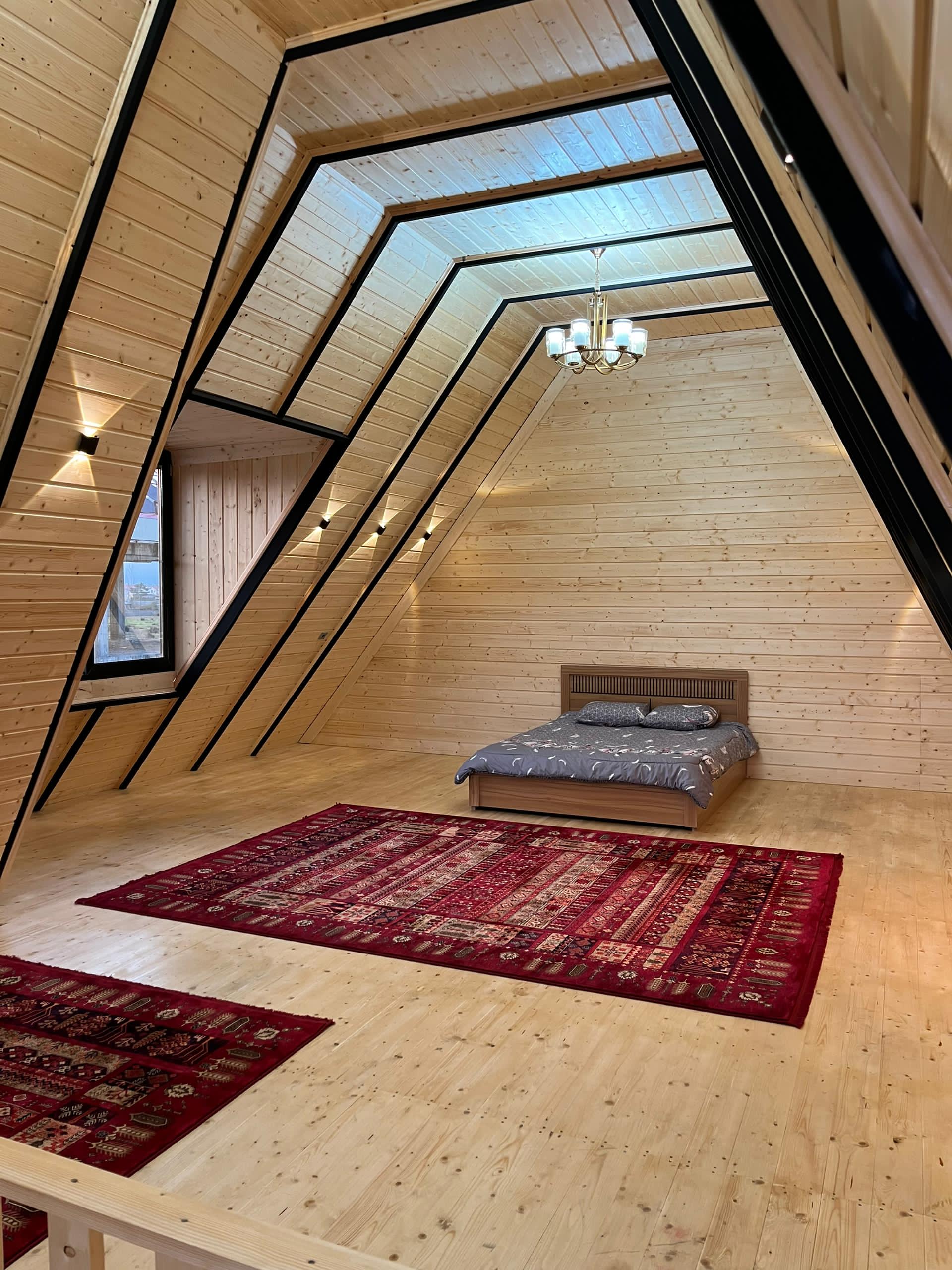 کلبه مثلثی مدرن در ساحل گیسوم