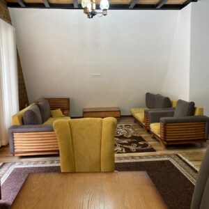 کلبه سوئیسی استخردار با منظره جنگل