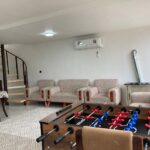 ویلا نما شیشه‌ای نزدیک دریاچه و جنگل