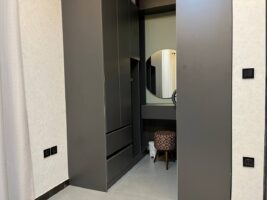 کلبه مدرن نما شیشه‌ای با منظره جنگل و شالیزار