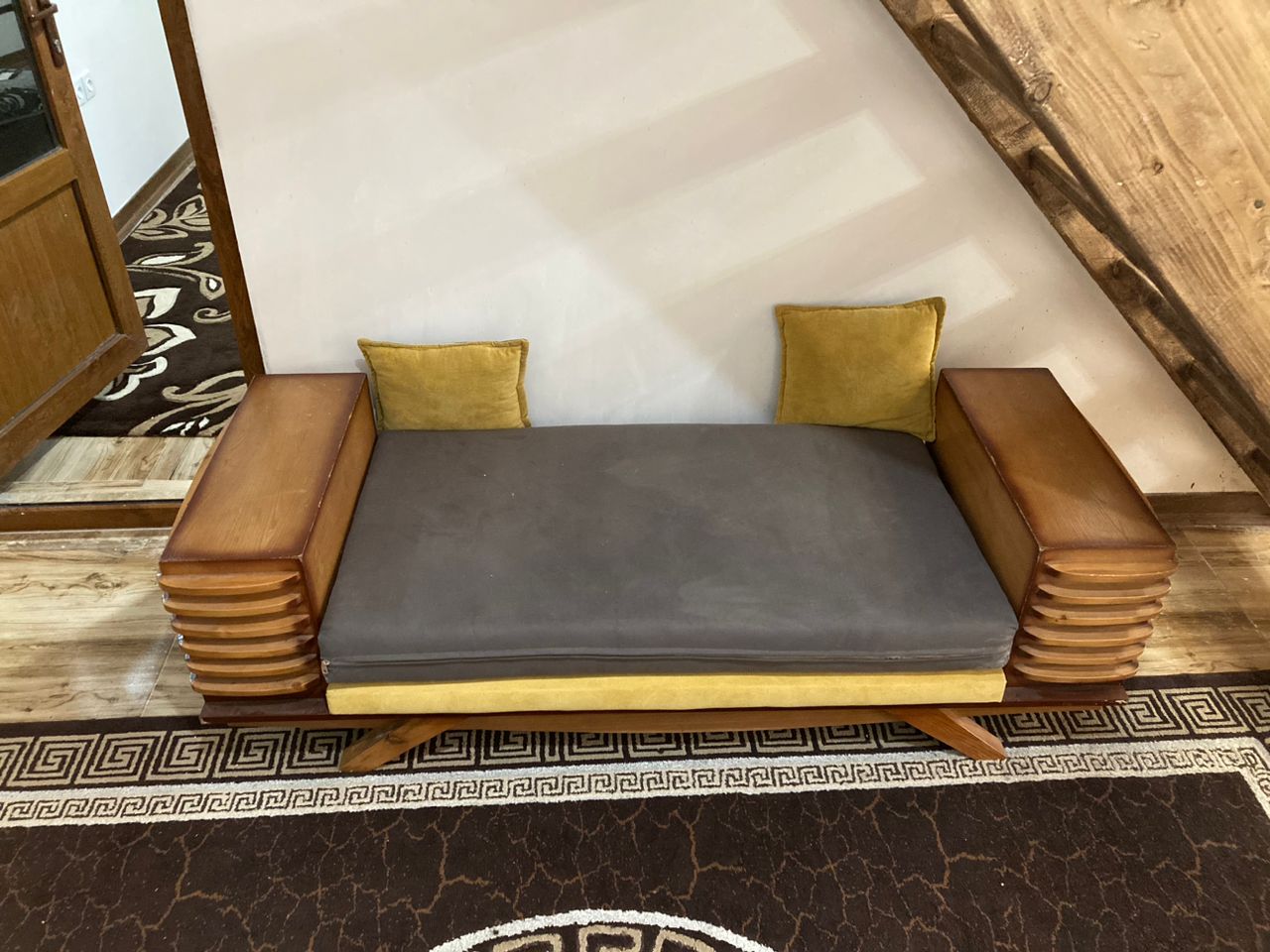 کلبه سوئیسی استخردار با منظره جنگل