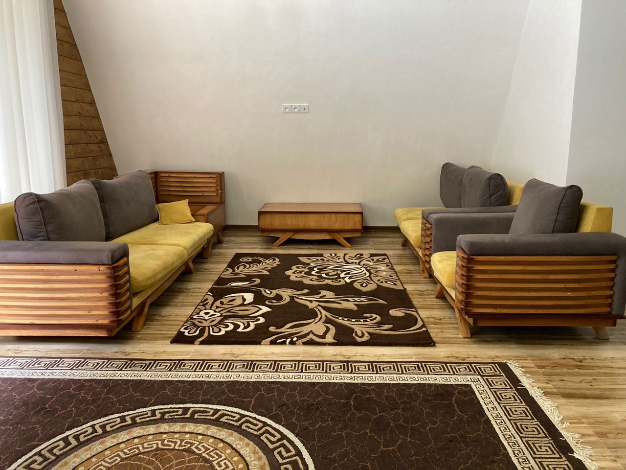 کلبه سوئیسی استخردار با منظره جنگل