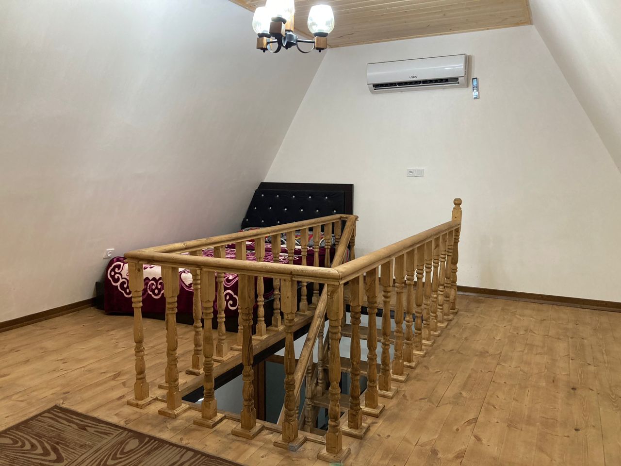 کلبه سوئیسی استخردار با منظره جنگل