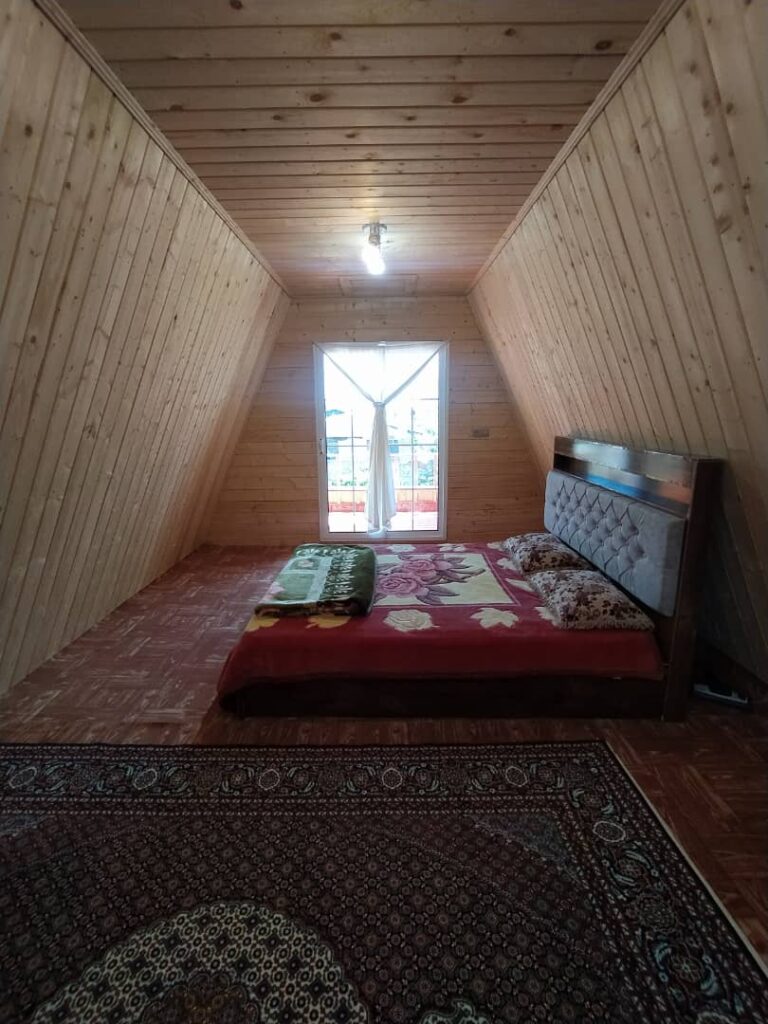 کلبه تکخواب نزدیک دریاچه در اسالم