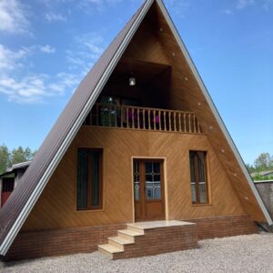 کلبه سوئیسی استخردار با منظره جنگل