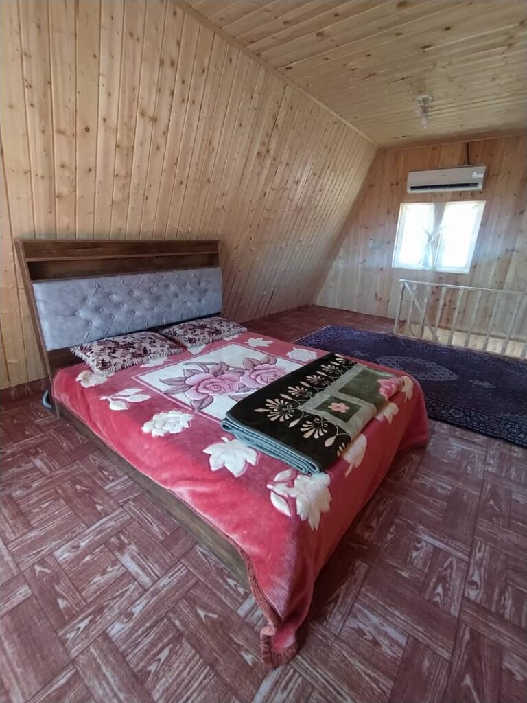 کلبه تکخواب نزدیک دریاچه در اسالم