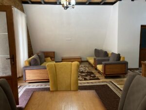 کلبه سوئیسی استخردار با منظره جنگل