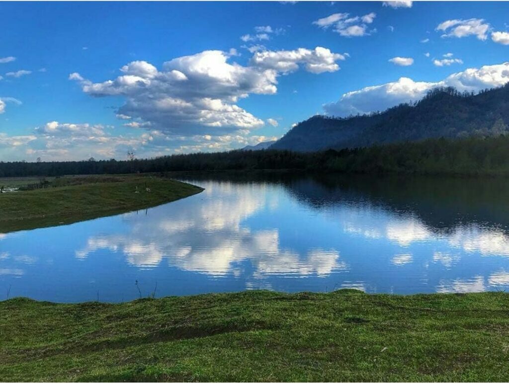کلبه تکخواب نزدیک دریاچه در اسالم