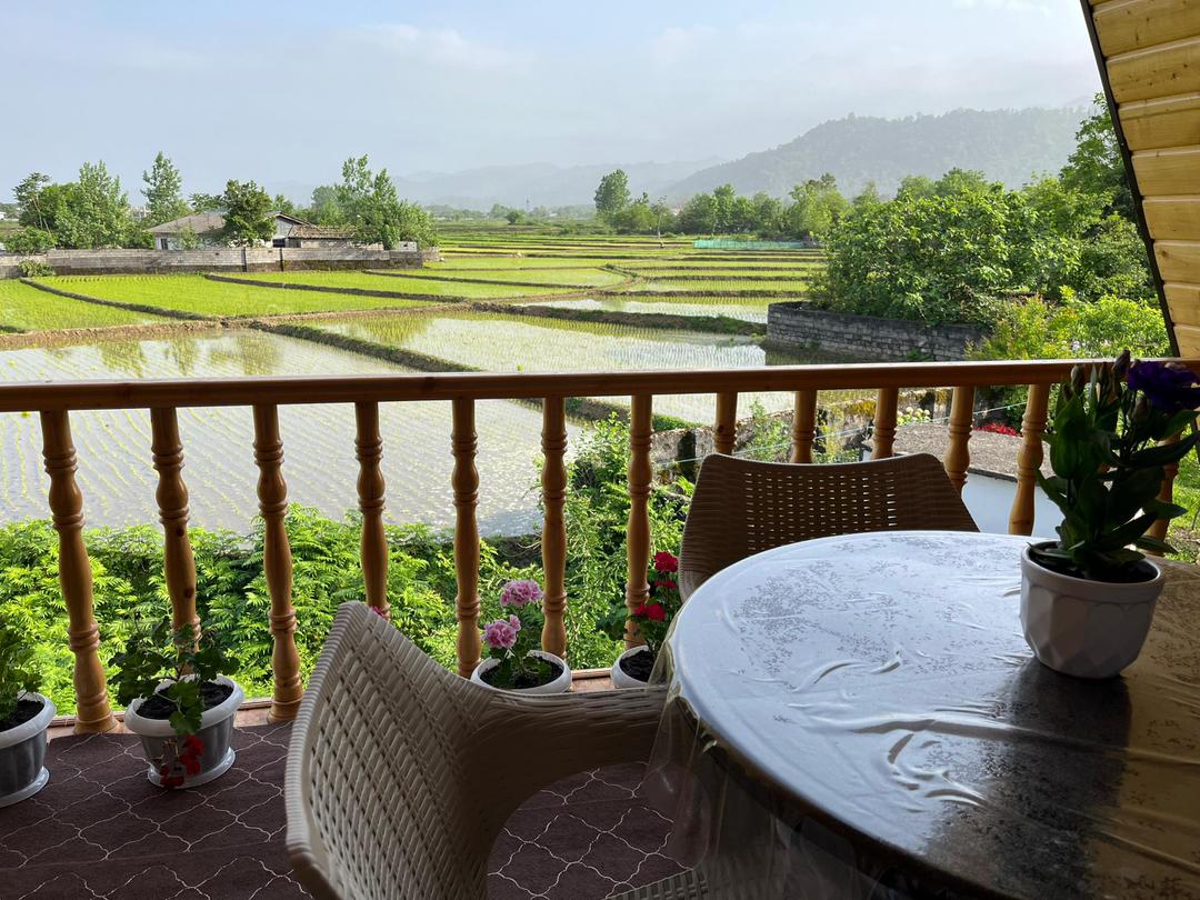 کلبه مثلثی با منظره کوه و شالیزار در پره‌سر