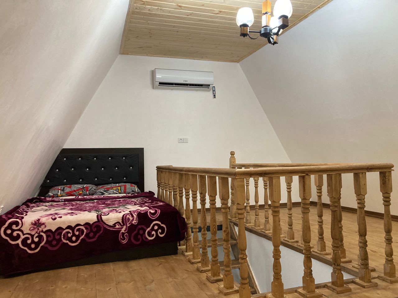 کلبه سوئیسی استخردار با منظره جنگل