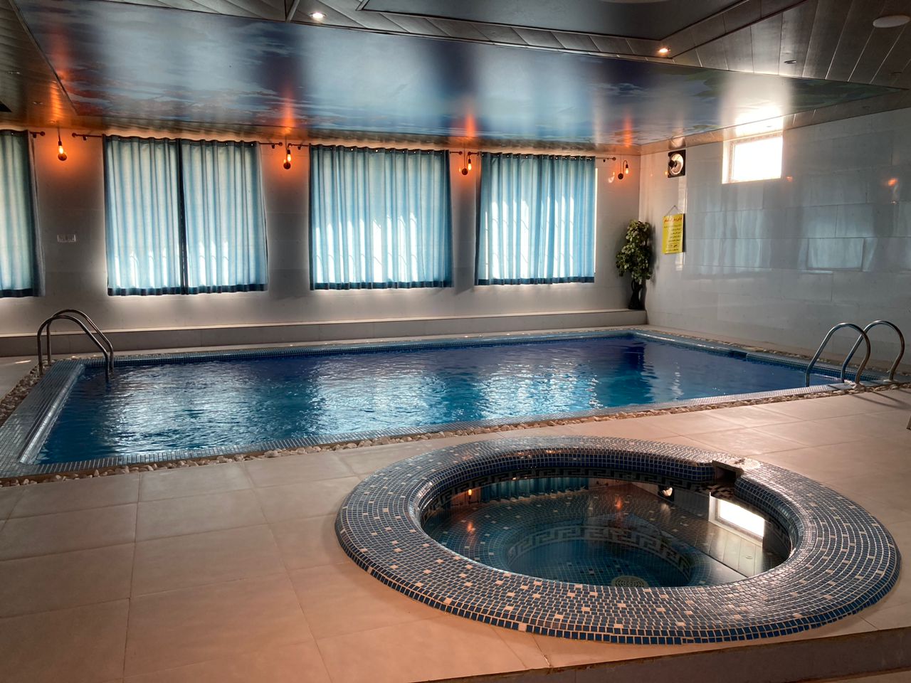 ویلا چهارخواب استخر و جکوزی دار