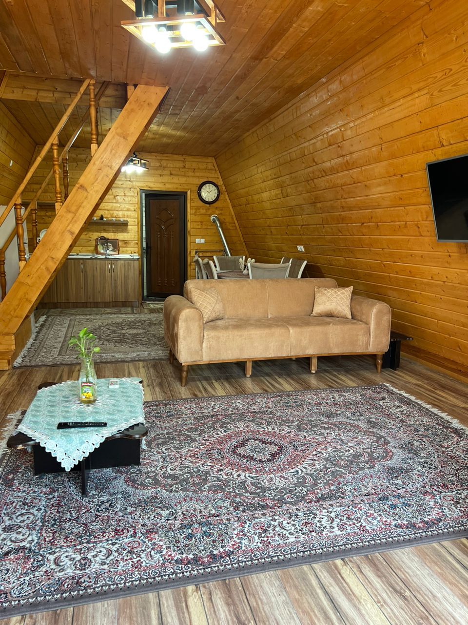 کلبه سوئیسی روستایی در اطراف گیسوم