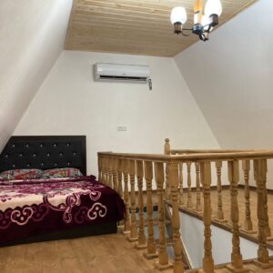 کلبه سوئیسی استخردار با منظره جنگل