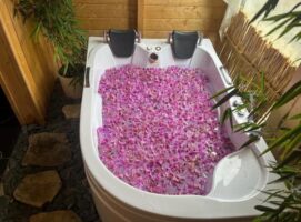 کلبه چوبی با جکوزی در رضوانشهر