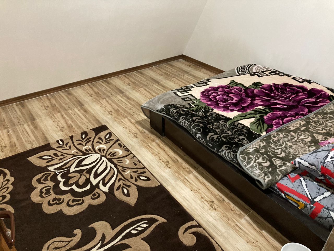 کلبه سوئیسی استخردار با منظره جنگل