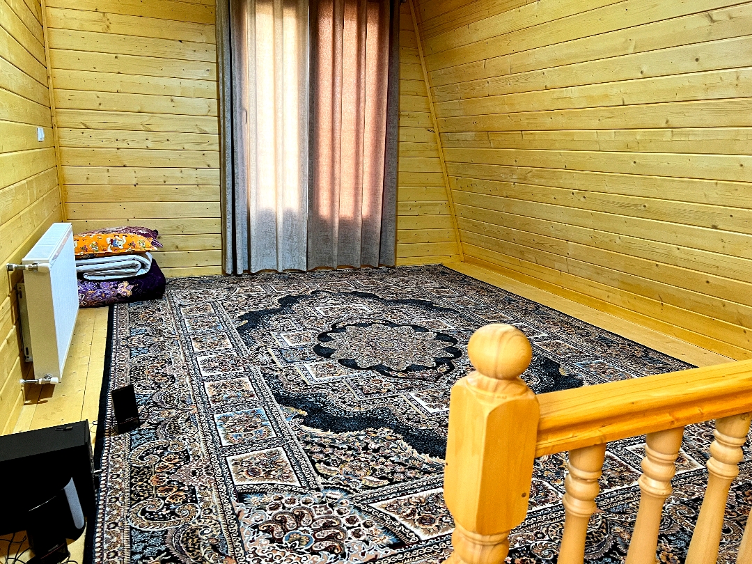 کلبه استخردار با منظره جنگل در کوهپایه اسالم