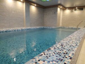 کلبه استخردار با منظره جنگل در کوهپایه اسالم