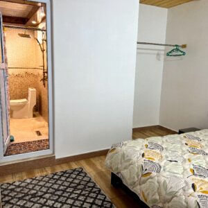 کلبه استخردار با منظره جنگل در کوهپایه اسالم