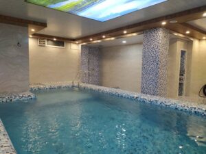 کلبه استخردار با منظره جنگل در کوهپایه اسالم
