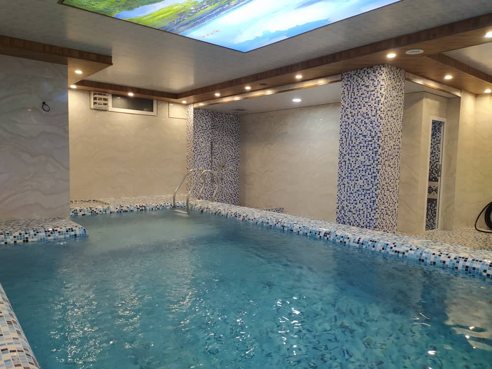 کلبه استخردار با منظره جنگل در کوهپایه اسالم