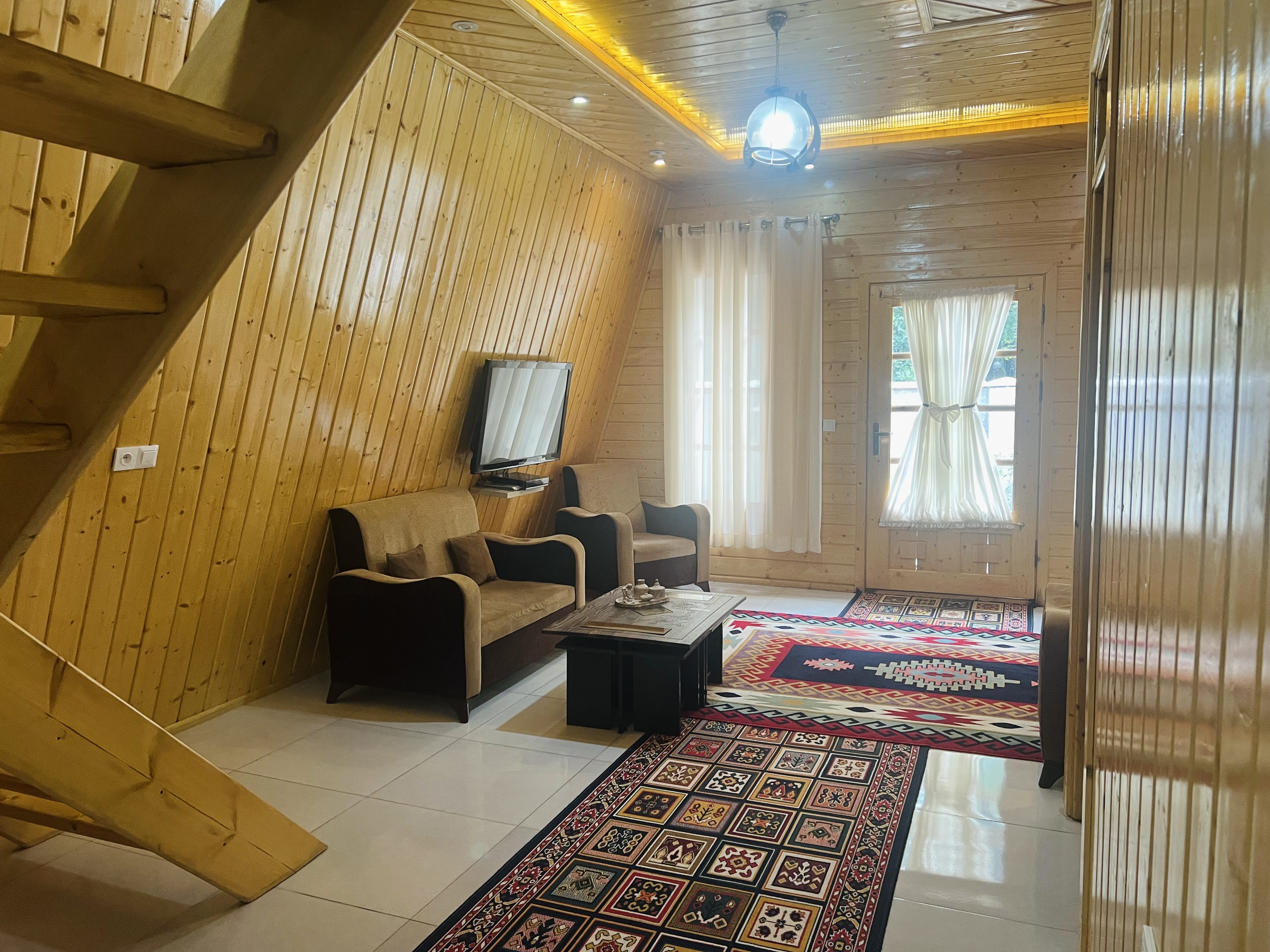کلبه مثلثی دنج در جنگل گیسوم